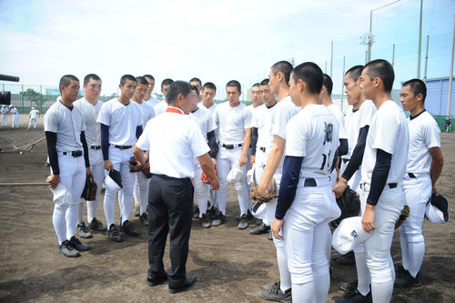 決勝を戦った日本文理ナインは練習前、鈴木監督（背中）の指示に耳を傾ける