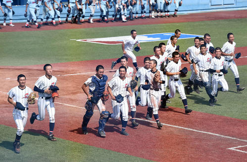 柴田対東北生活文化大高　試合に勝利し、応援席にあいさつに向かう柴田ナイン