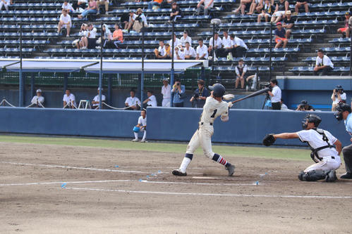 延長12回にサヨナラ打を放つ前橋商・井上