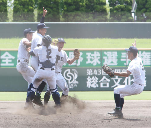 佐賀北対鳥栖　優勝し喜ぶ佐賀北ナイン（撮影・菊川光一）