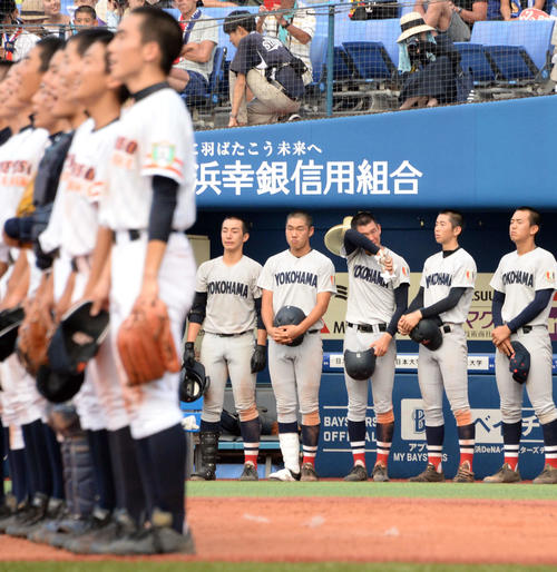 横浜対相模原　逆転負けを喫し、相模原の校歌を涙ながらに聞く横浜の及川（右から3人目）（撮影・鈴木正章）