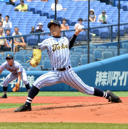 東海大相模対相洋　力投する東海大相・冨重（撮影・鈴木正章）
