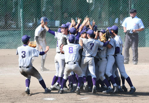 花巻東対大船渡　優勝した花巻東の選手たちは歓喜の輪を作る（撮影・山崎安昭）