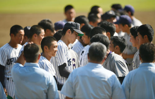 花巻東対大船渡　試合後、花巻東ナインと健闘を称え合う大船渡・佐々木（中央）（撮影・滝沢徹郎）