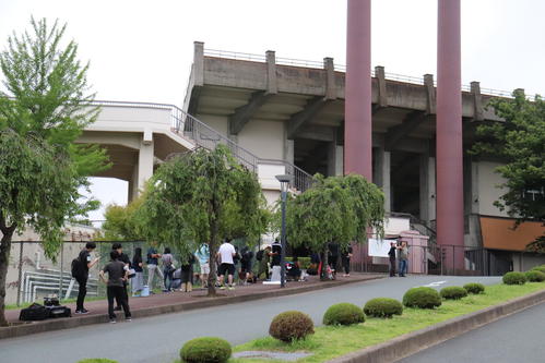 花巻東対大船渡　岩手大会決勝には早朝5時時点で約30人が開場を待った（撮影・金子真仁）
