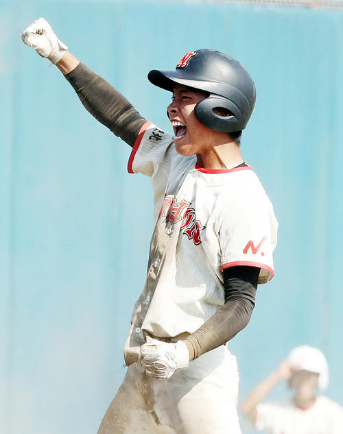 日大東北対郡山　8回表日大東北1死二塁、中越え適時三塁打を放ちガッツポーズで喜ぶ遠藤