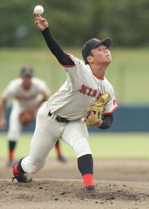 日大東北対郡山　力投する日大東北・磯上