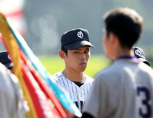 花巻東対大船渡　表彰式で悔しげな表情を見せる大船渡・佐々木（撮影・横山健太）