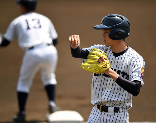 花巻東対大船渡　試合前ノックでボールボーイをする大船渡・佐々木（撮影・横山健太）