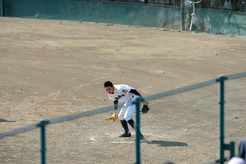 試合終了後、ネクストバッターズサークルに残されたバットを片付ける大船渡・佐々木（撮影・鈴木豊）