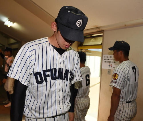 花巻東対大船渡　会見を終え、うつむきながら引き揚げる大船渡・佐々木（撮影・横山健太）