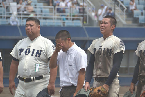 サヨナラ負けを喫し、涙を浮かべるナインと険しい表情の西谷浩一監督（左）（撮影・望月千草