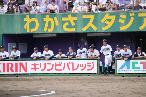 5回裏、攻撃を見守る龍谷大平安ナイン（撮影・南谷竜則）
