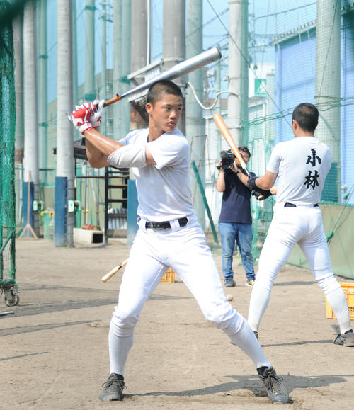 ティー打撃をする長谷川