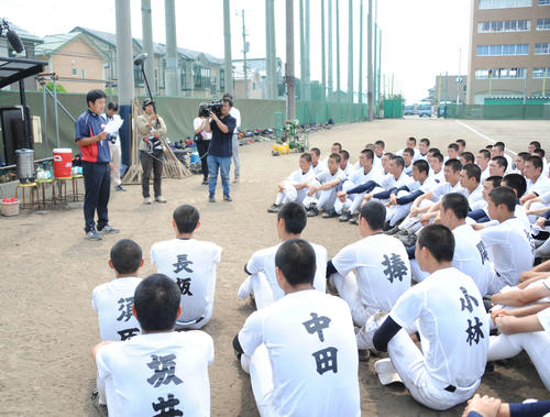 甲子園のベンチ入りメンバーを発表する金子部長（左）と真剣に聞き入る日本文理ナイン