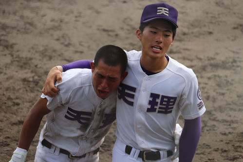 大和広陵対天理　涙する味方選手をなぐさめる天理・北野（撮影・山崎健太）