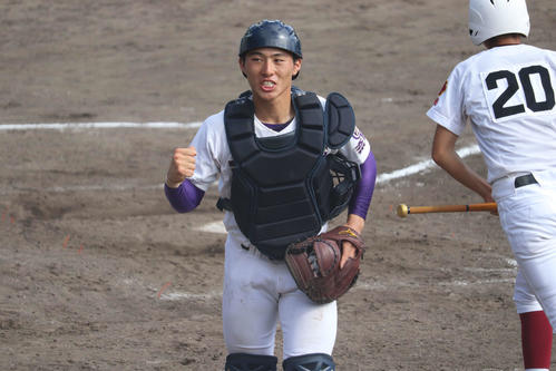 大和広陵対天理　ピンチをしのぎガッツポーズする天理・北野（撮影・山崎健太）