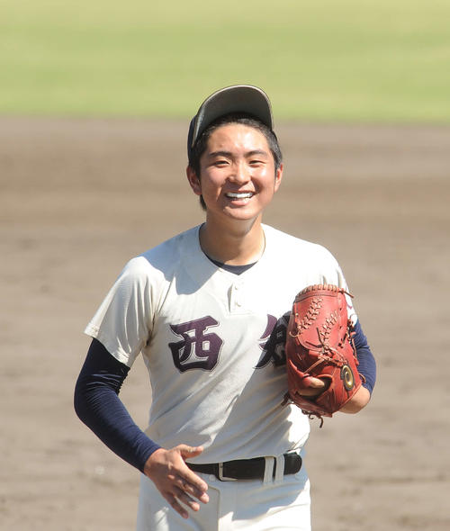 高校野球　福岡大会準々決勝　春日対西日本短大付　完投勝利を挙げた西日本短大付先発の江崎陸投手（撮影・浦田由紀夫）