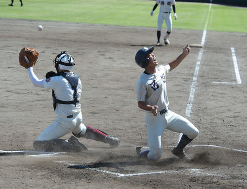 高校野球　福岡大会準々決勝　春日対西日本短大付　西日本短大付7回2死二塁、江崎陸投手が右前適時打を放ち、三塁走者の高浪光太外野手がホームイン（撮影・浦田由紀夫）