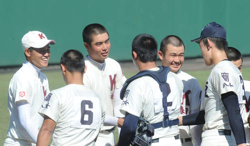 高校野球　福岡大会準々決勝　春日対西日本短大付　春日の坂元創投手（左から3人目）は敗れても笑顔だった（撮影・浦田由紀夫）