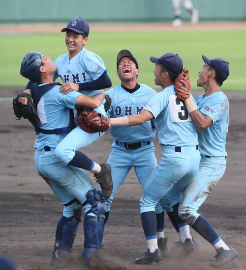 滋賀大会決勝戦・光泉対近江　優勝を決めマウンドで抱きあって喜ぶ近江ナイン（撮影・上山淳一）