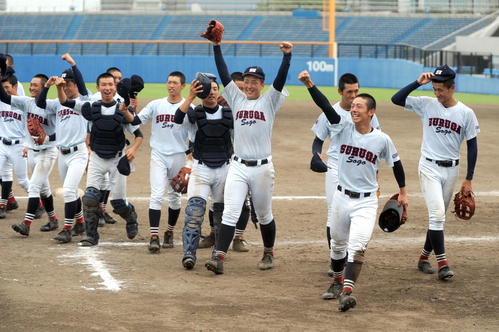 静岡商を破り、初の4強入りを決め笑顔の駿河総合ナイン