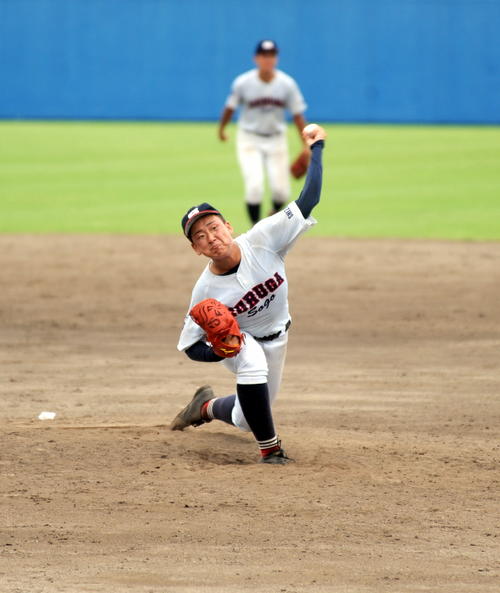 相手打線に10安打を浴びながらも、3失点に抑えてチームを勝利に導いた駿河総合の渡辺