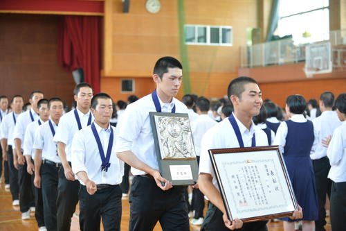 岩手県大会準優勝の報告会を校内で行った大船渡。佐々木朗希投手（右から2人目）は最後まで表情を崩さずに、退場した