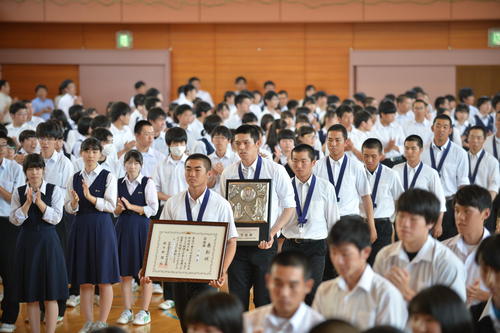 岩手県大会準優勝の報告会を校内で行った佐々木（中央左から2人目）ら大船渡ナイン（撮影・島根純）