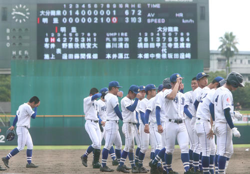 大分商対明豊　大分商に敗れ悔しがる明豊の先取たち（撮影・菊川光一）