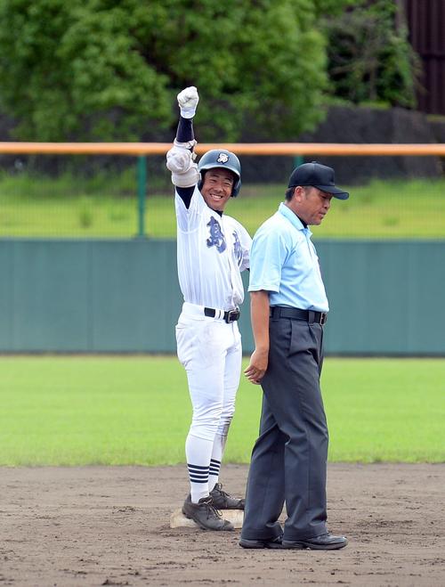7回に決勝打を放ち、ガッツポーズする島田商の松山内野手