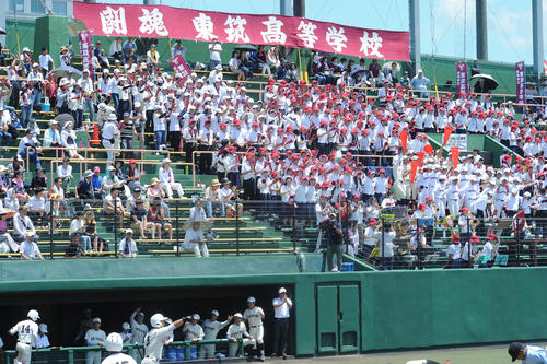 自由ケ丘対東筑　東筑三塁側応援団は得点のたびに歓声が沸き起こる（撮影・浦田由紀夫）