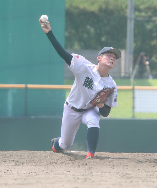 藤蔭対大分工　5回3失点の粘投で勝利に貢献した藤蔭の小宮大明投手（撮影・菊川光一）