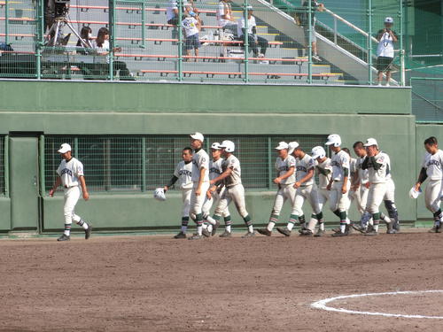 南部対市和歌山　試合後のあいさつを終え、半田監督（左）を先頭にベンチへ戻る市和歌山ナイン（撮影・奥田隼人）