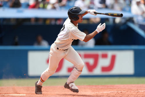創価対桜美林　3回表創価2死二塁、右中間へ適時三塁打を放つ創価・松田（撮影・佐田亮輔）