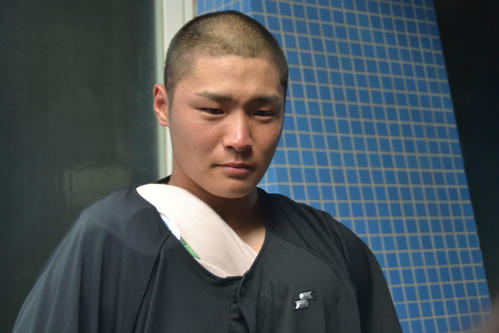 敗退に涙する大阪桐蔭・中田（撮影・望月千草）