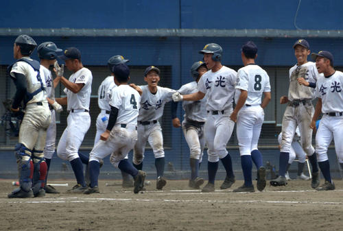 大阪桐蔭対金光大阪　延長14回タイブレークの末にサヨナラ勝ちして喜ぶ金光大阪ナイン（撮影・望月千草）