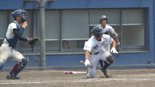 14回裏金光大阪1死満塁、決勝スクイズを決めた金光大阪・戸村（撮影・望月千草）