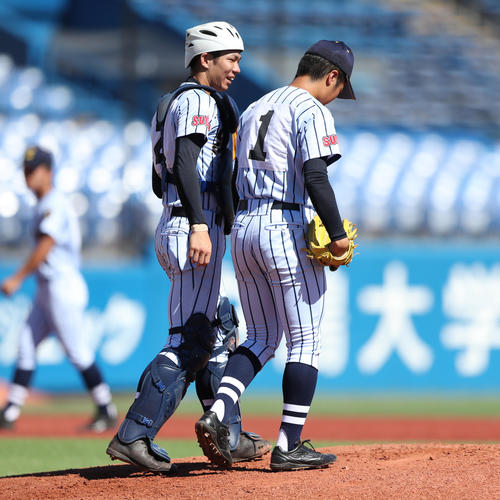 国学院久我山対東海大菅生　1回表、マウンドで先発の中村晃（右）と話す東海大菅生・小山（撮影・佐田亮輔）