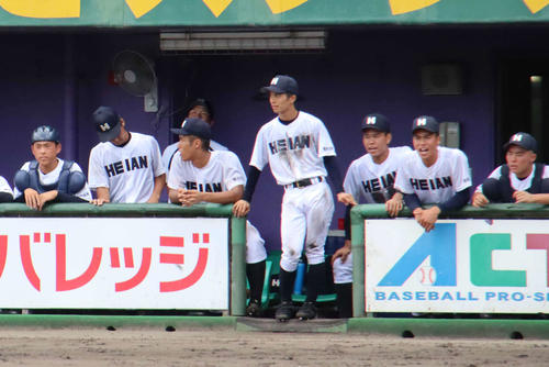 立命館宇治対龍谷大平安　ベンチから戦況を見つめる龍谷大平安ナイン（撮影・南谷竜則）