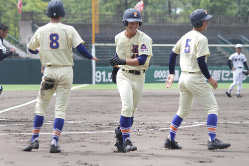 星稜対鵬学園　1回表1死一、二塁、先制3ランを放ち生還する星稜・内山壮真内野手（撮影・柏原誠）