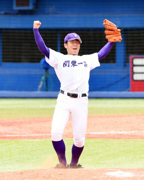 小山台対関東第一　完封勝利しガッツポーズする関東第一・谷（撮影・滝沢徹郎）