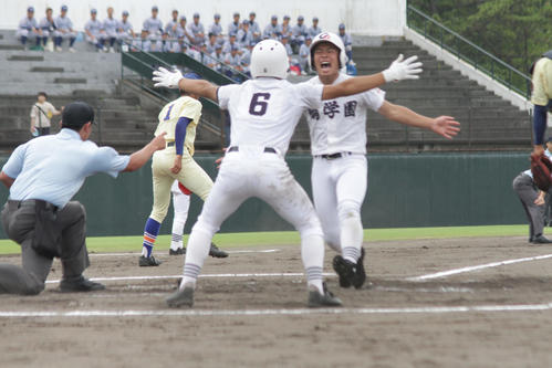 星稜対鵬学園　7回裏2死一、二塁で宮森康介外野手の左翼線への逆転2点三塁打で喜ぶ鵬学園。奥は星稜・奥川恭伸投手（撮影・柏原誠）