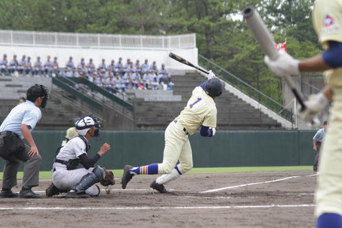 星稜対鵬学園　8回表無死、左越えに同点ソロを放つ星稜・奥川恭伸投手（撮影・柏原誠）