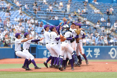 小山台対関東第一　優勝を決め喜び合う関東第一ナイン（撮影・佐田亮輔）