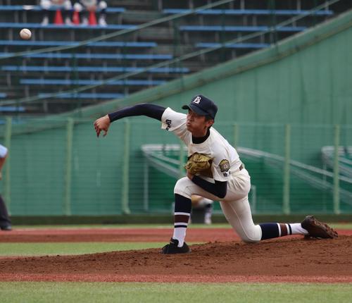 文星芸大付対青藍泰斗　2番手で登板し力投する文星芸大付・饗庭（撮影・佐藤勝亮）