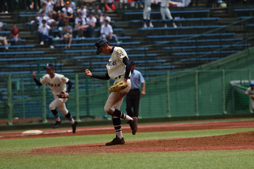 文星芸大付対青藍泰斗　2番手で登板した文星芸大付・饗庭は勝利の瞬間にガッツポーズ撮影・佐藤勝亮）