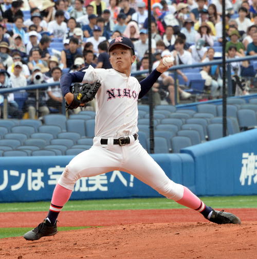 日大藤沢対桐光学園　力投する日大藤沢・武冨（撮影・鈴木正章）
