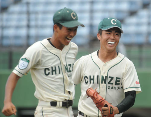 高校野球　長崎大会準決勝　長崎商対鎮西学院　鎮西学院先発の楠本宏武投手（右）が1失点完投勝利を挙げた（撮影・浦田由紀夫）