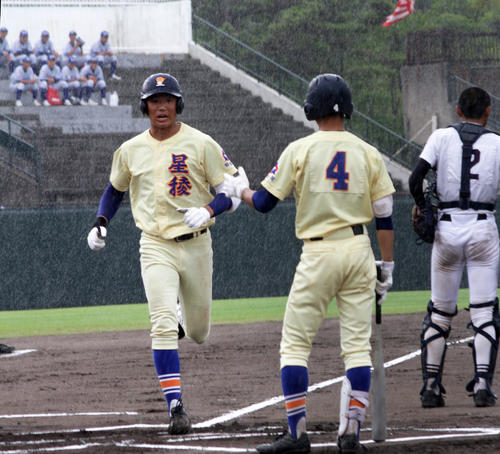 10回表1死二塁、左越えに勝ち越し2ランを放ち生還する星稜・奥川恭伸投手（撮影・柏原誠）
